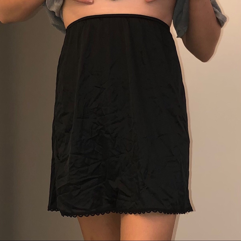 𝐁𝐋𝐀𝐂𝐊 𝐋𝐈𝐍𝐆𝐄𝐑𝐈𝐄 𝐒𝐊𝐈𝐑𝐓 - Picture 2 of 4